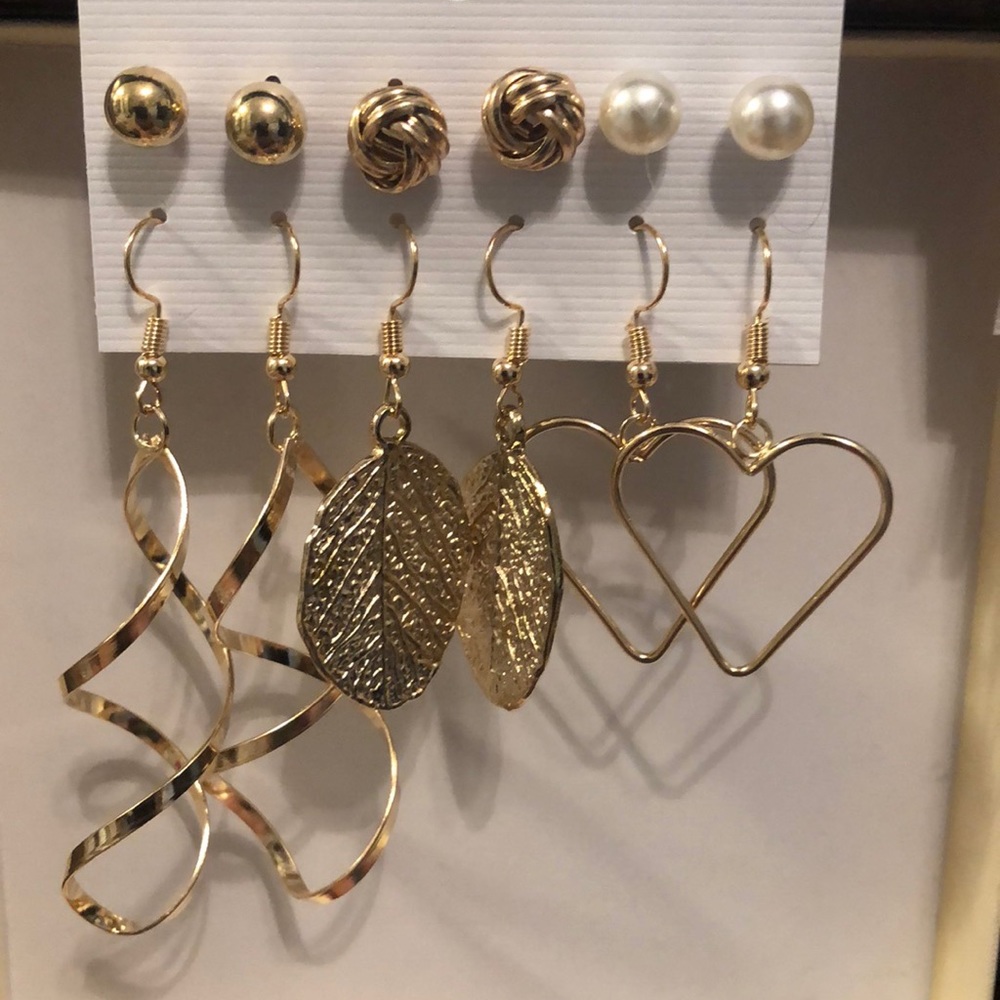 Fashion earrings 6 count